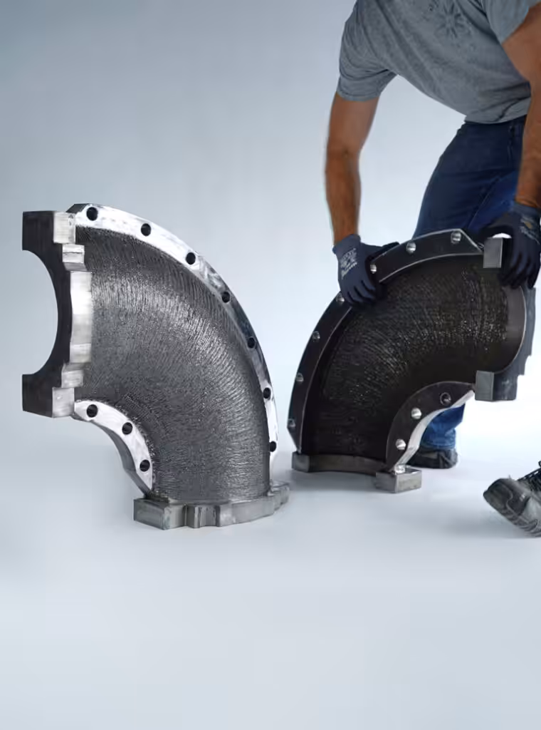 Morsetto MX3D Parte stampata in 3D aperta dal dipendente. È visibile la sezione interna del morsetto.