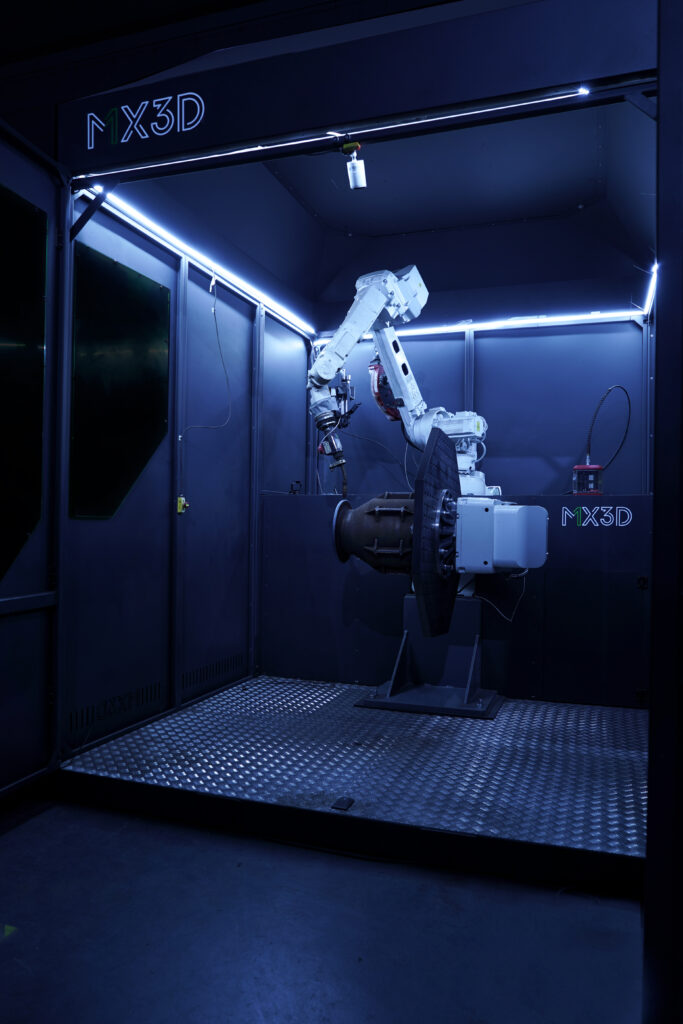 Sistema di stampa 3D ad additivazione metallica MX3D M1. Immagine in luce bianca.