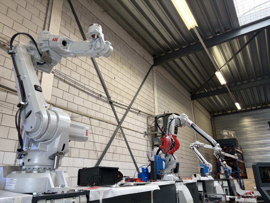 Linea di assemblaggio MX3D con robot Arc all'interno dell'officina. Vista laterale.