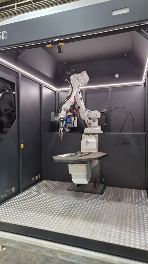 Sistema MX3D M1 con la gabbia aperta.