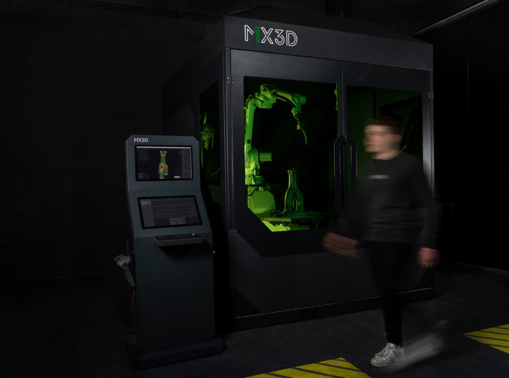 Sistema MX3D Metal AM M1. Ripresa con una persona che cammina nelle immediate vicinanze.