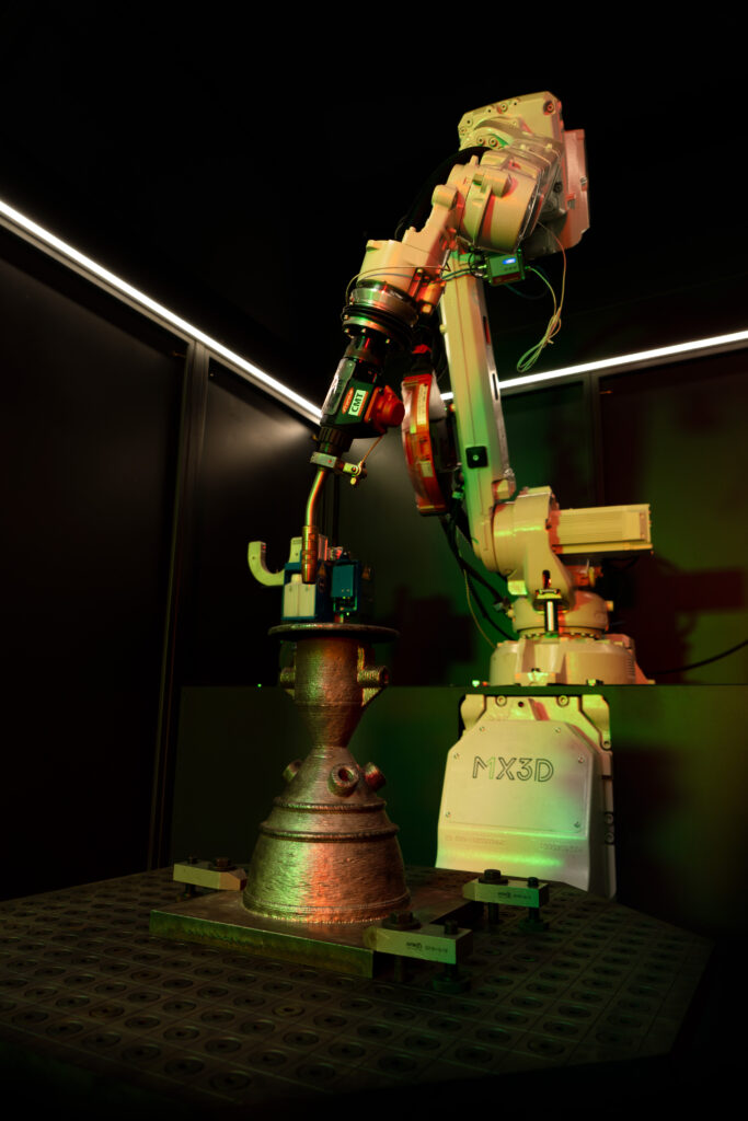 Sistema di produzione additiva in metallo MX3D con propulsore a razzo.
